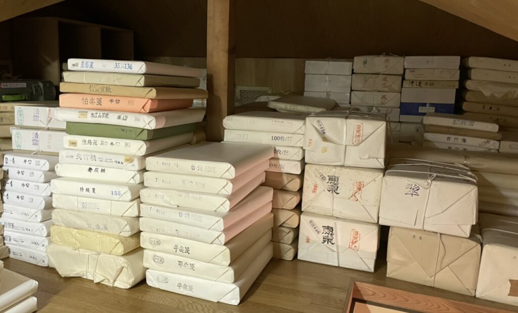 埼玉県三郷市に生前整理で不要になった大量の半紙、画仙紙などの書道具を出張買取